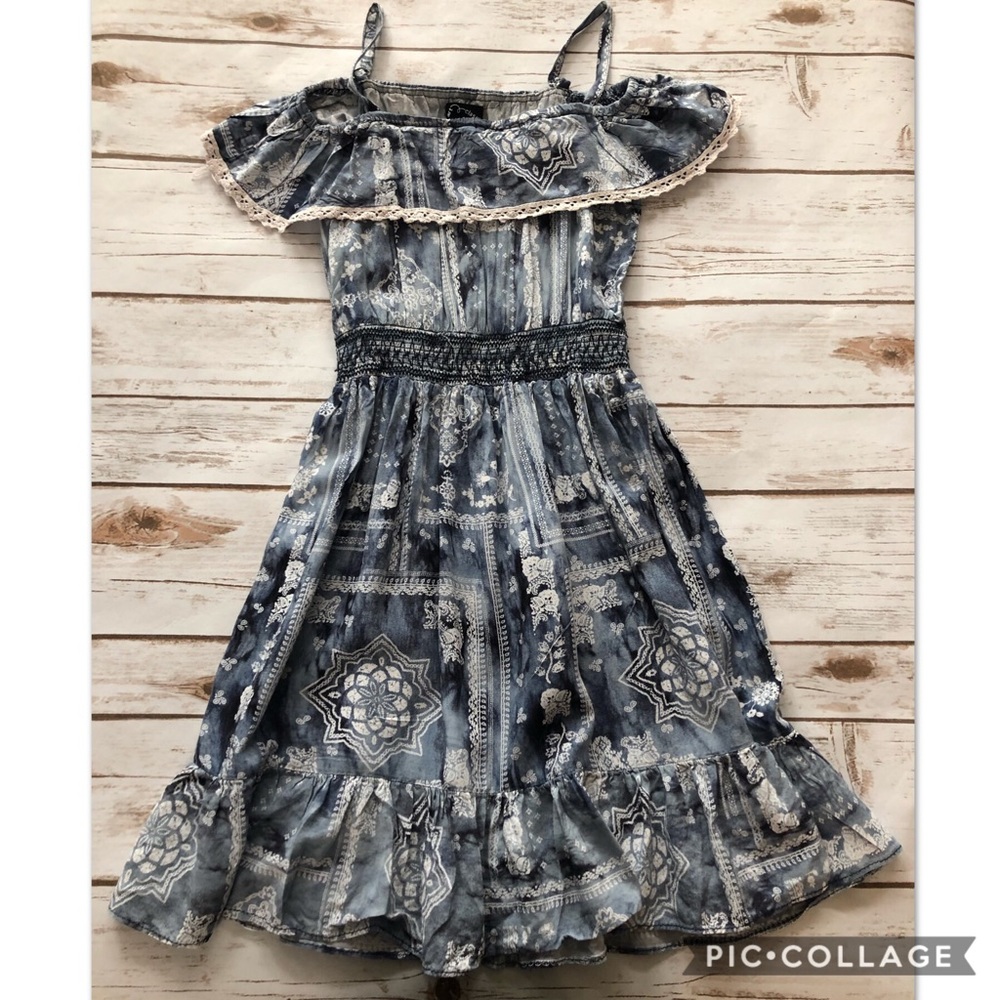 Dress with ruffle detail